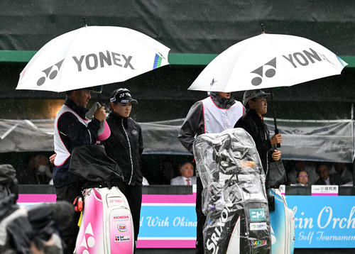 1番、ティーショットを放った岩井明（右）と待つ岩井千（撮影・前岡正明）