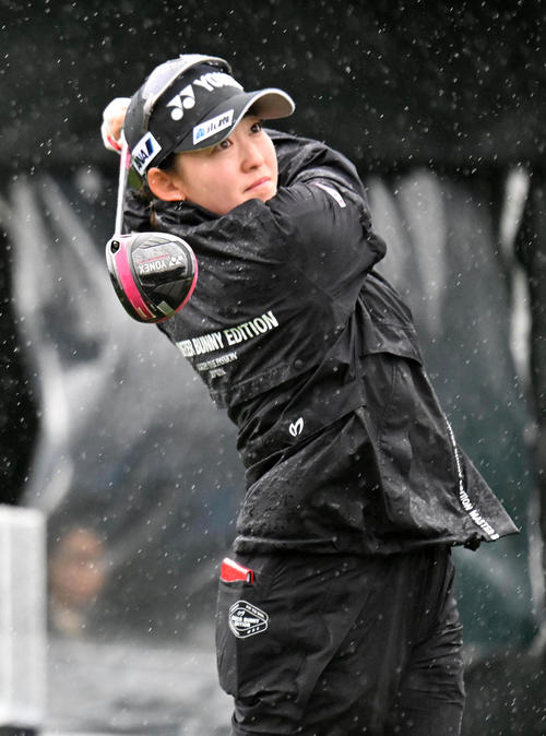 1番、激しい雨の中ティーショットを放つ岩井千（撮影・前岡正明）