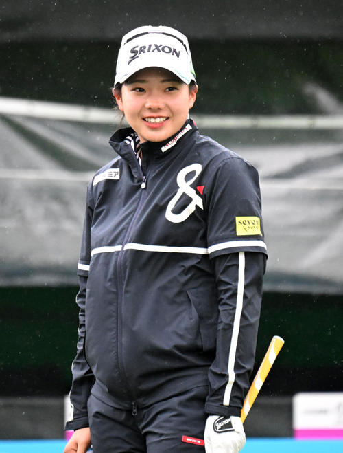 1番、笑顔を見せる菅（撮影・前岡正明）
