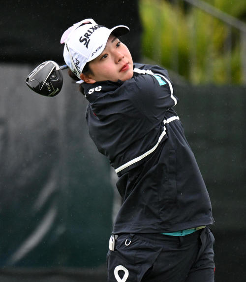 1番、ティーショットを放つ菅（撮影・前岡正明）