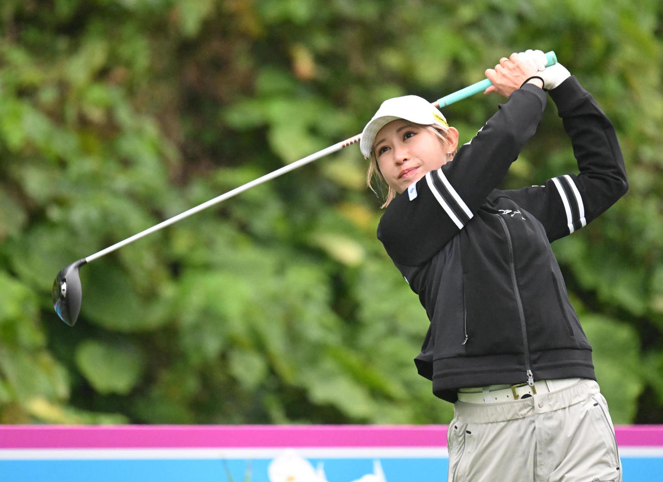 10番、ティーショットを放つ金田久美子（撮影・前岡正明）