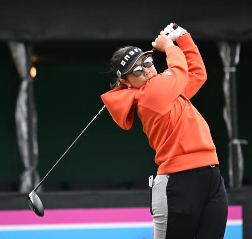 1番、ティーショットを放つ大城（撮影・前岡正明）