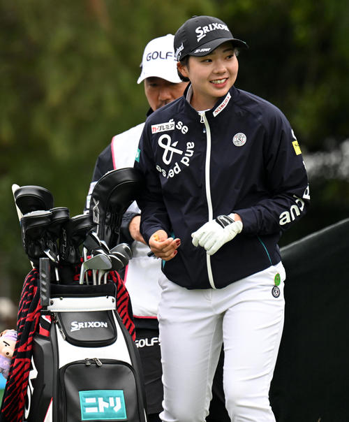 1番、ティーショットを放つ菅（撮影・前岡正明）