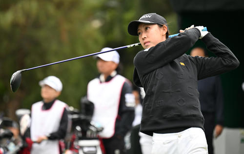 1番、ティーショットを放つ上久保（撮影・前岡正明）