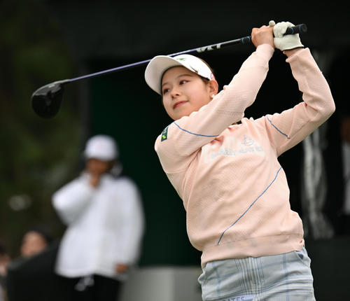 1番、ティーショットを放つ吉田鈴（撮影・前岡正明）