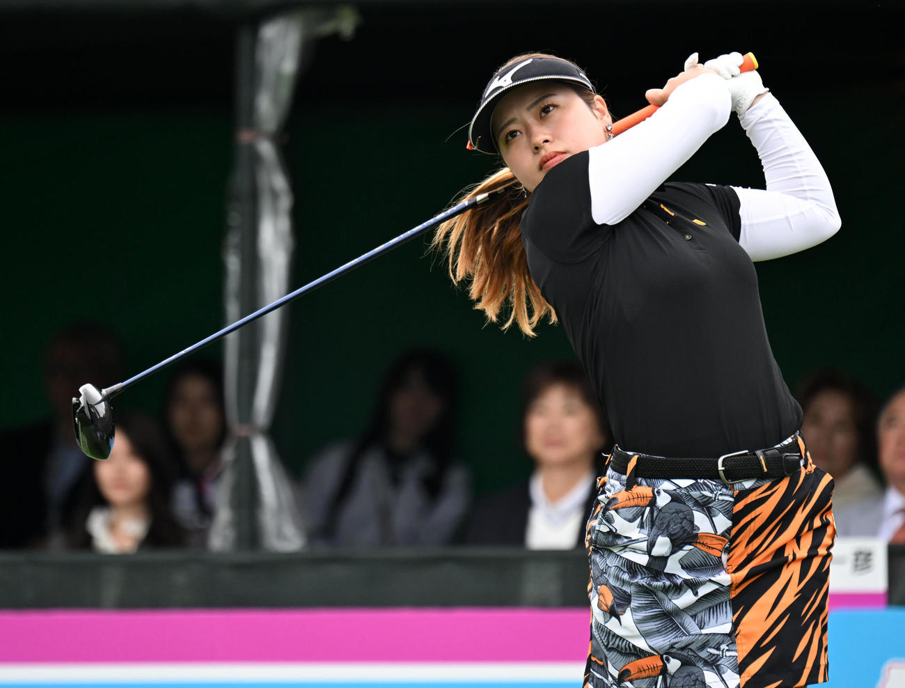 1番、ティーショットを放つ仲村（撮影・前岡正明）