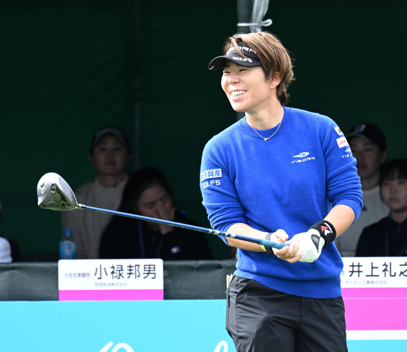1番、笑顔を見せる穴井（撮影・前岡正明）