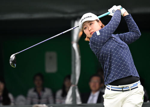 1番、ティーショットを放つ小滝（撮影・前岡正明）