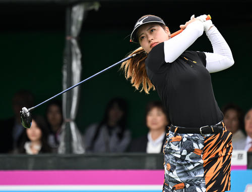 1番、ティーショットを放つ仲村（撮影・前岡正明）