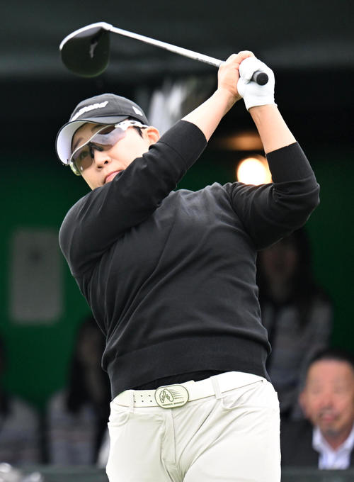 1番、ティーショットを放つ申ジエ（撮影・前岡正明）