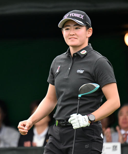 1番、ティーショットを放った岩井明（撮影・前岡正明）