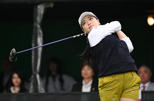 1番、ティーショットを放つ後藤（撮影・前岡正明）