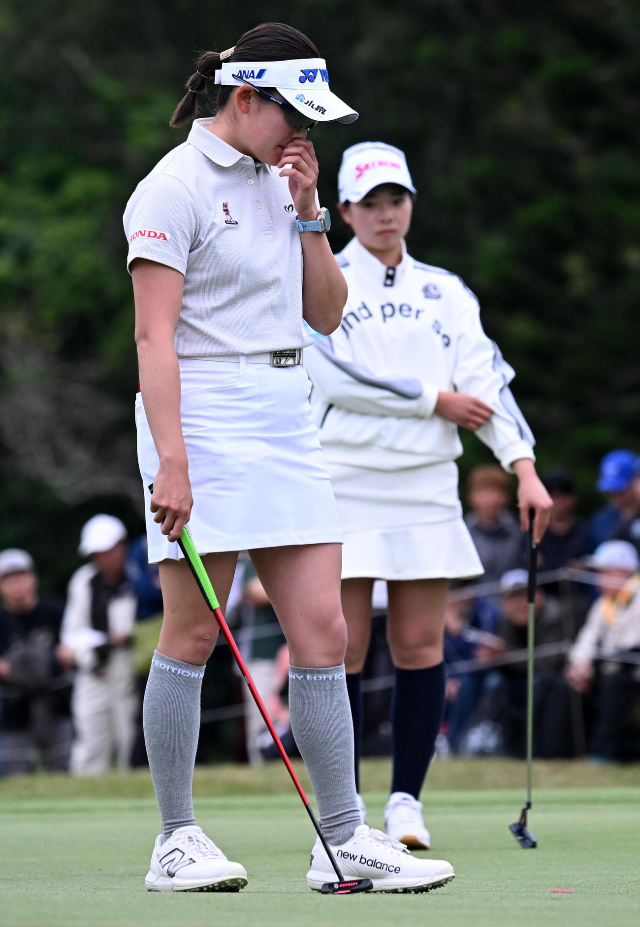 18番、バーディーパットを外しがっくりする岩井千（左）。右は菅（撮影・前岡正明）