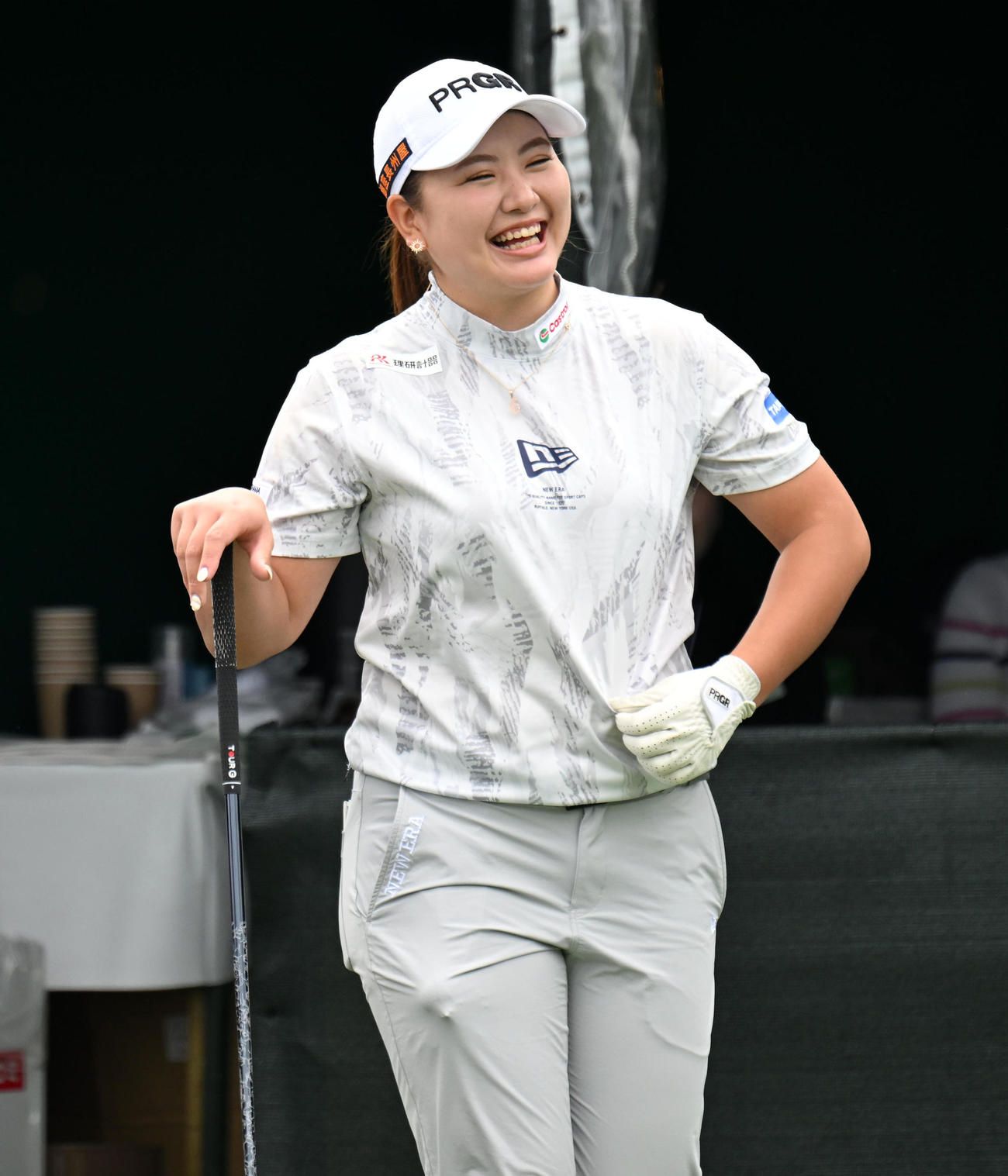 1番、笑顔を見せる小林夢果（撮影・前岡正明）