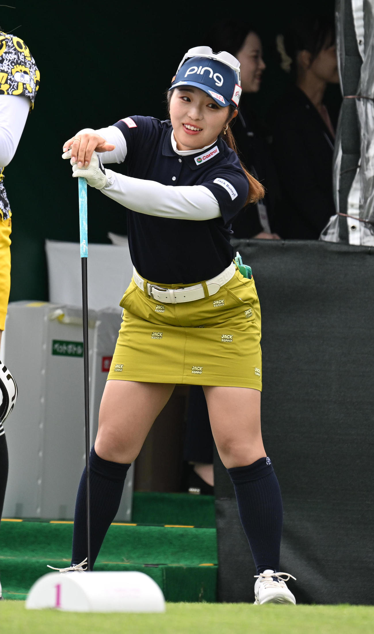 1番、ストレッチを行う佐久間（撮影・前岡正明）