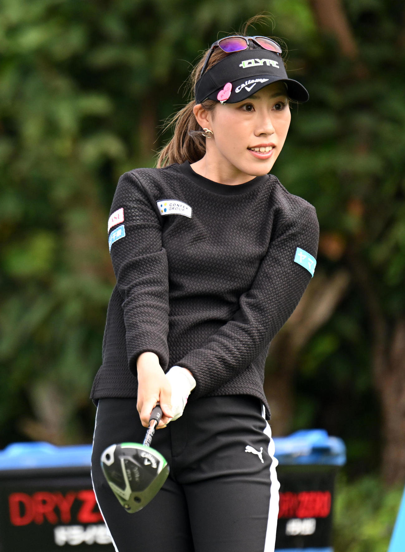 18番、ティーショットを放ちボールの行方を追う木村（撮影・前岡正明）