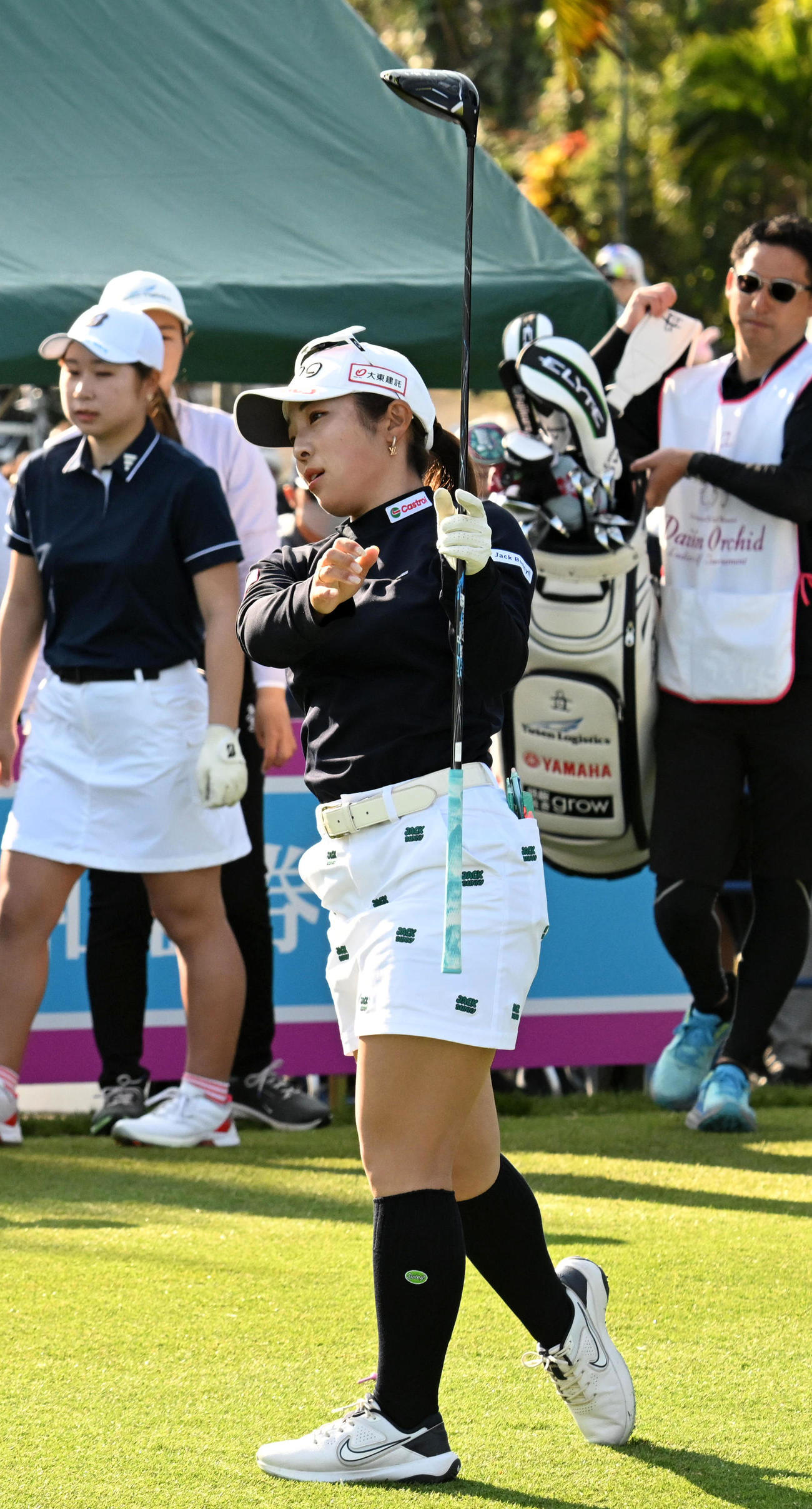 1番、ティーショットを放つ佐久間（撮影・前岡正明）