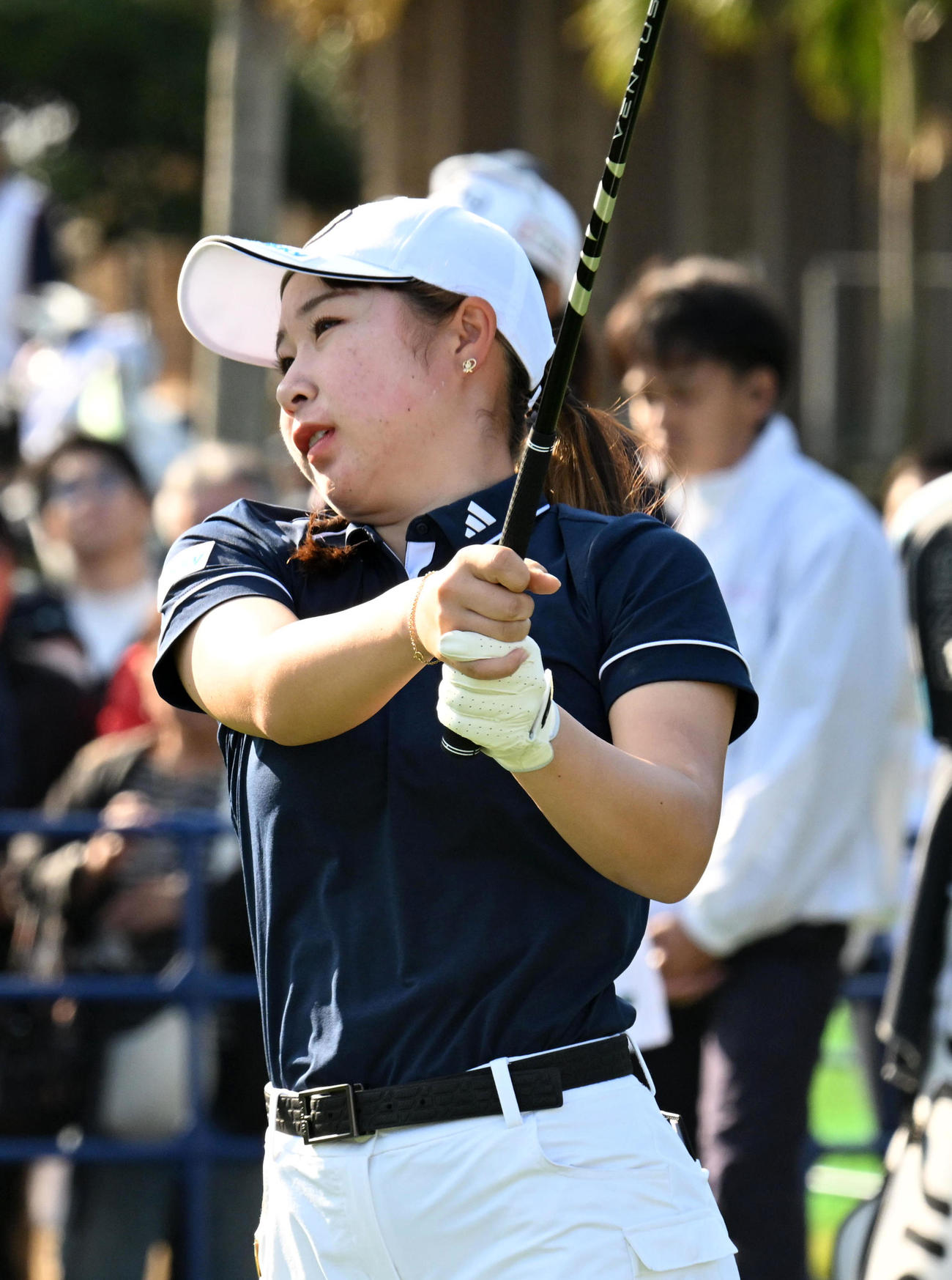 1番、ティーショットを放つ荒木（撮影・前岡正明）