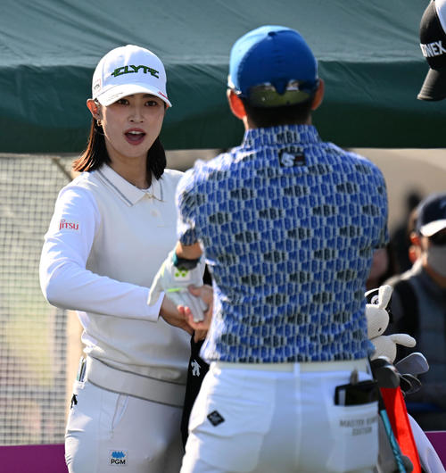 1番、笑顔で岩井明（右）と話す柏原（撮影・前岡正明）