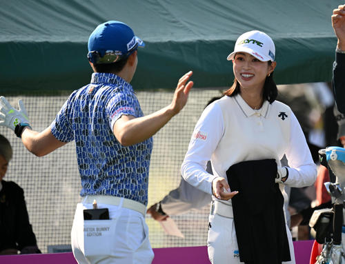 1番、笑顔で岩井明（左）と話す柏原（撮影・前岡正明）