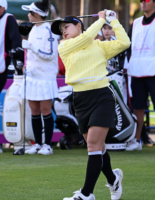 1番、ティーショットを放つ政田（撮影・前岡正明）