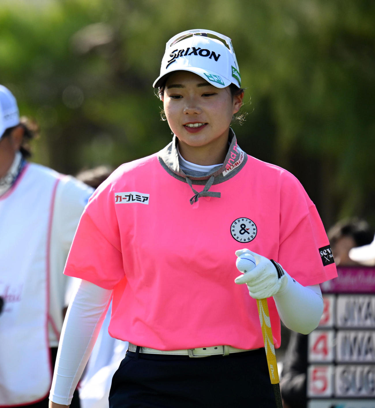 1番、笑顔でティーに向かう菅（撮影・前岡正明）