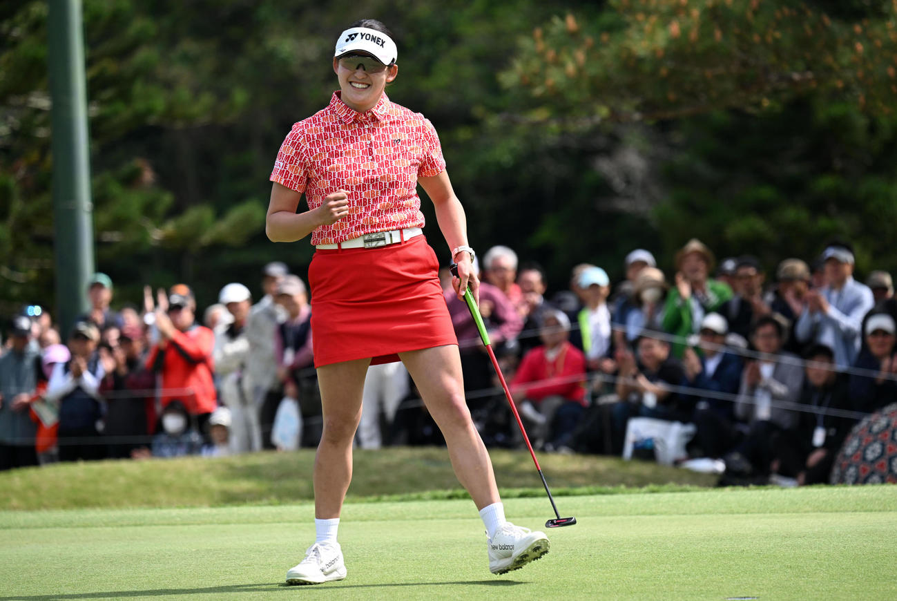 18番、バーディーパットを決め10アンダーで大会連覇を達成、ガッツポーズの岩井千（撮影・前岡正明）