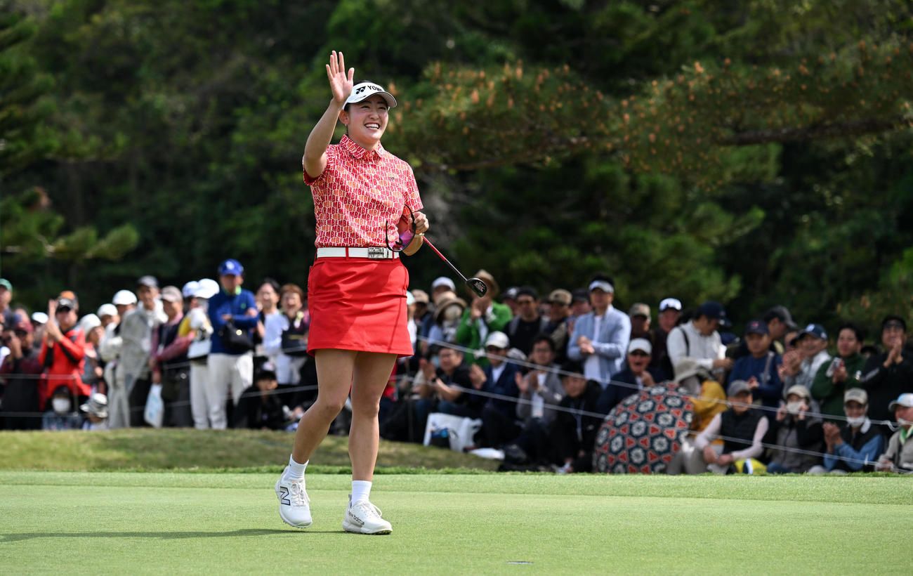 18番、バーディーパットを決め10アンダーで大会連覇を達成、ギャラリーの声援に応える岩井千（撮影・前岡正明）