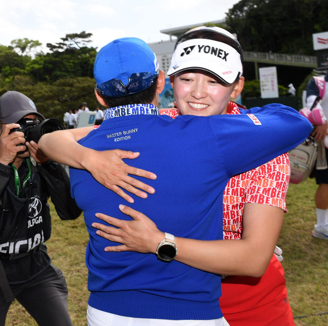 10アンダーで大会連覇を達成、姉の岩井明（背中）から祝福される岩井千（撮影・前岡正明）