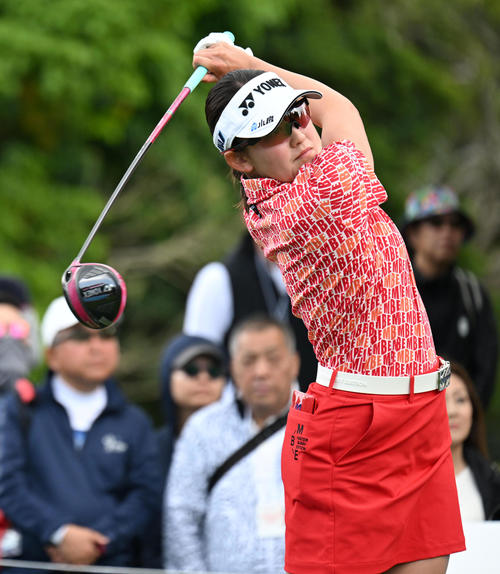 15番、ティーショットを放つ岩井千（撮影・前岡正明）