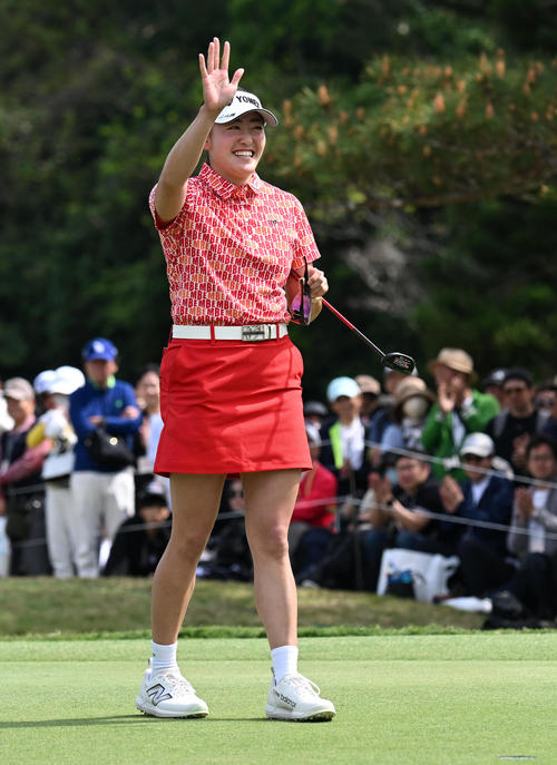 18番、バーディーパットを決め10アンダーで大会連覇を達成、ギャラリーの声援に応える岩井千（撮影・前岡正明）