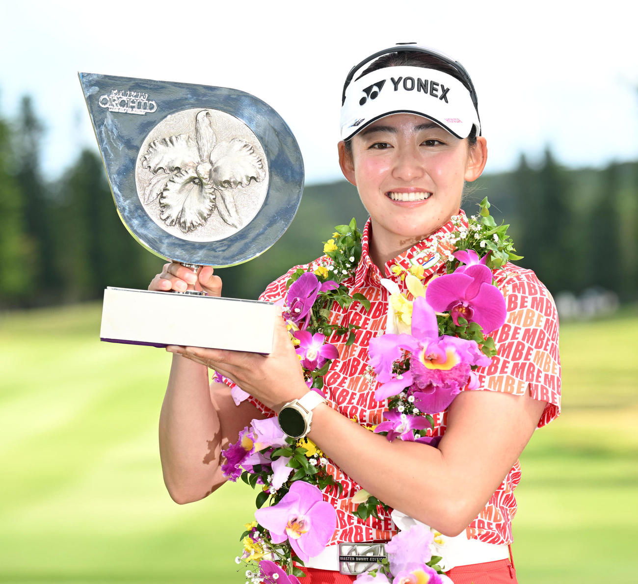 10アンダーで大会連覇を達成、優勝トロフィーを手に笑顔を見せる岩井千（撮影・前岡正明）