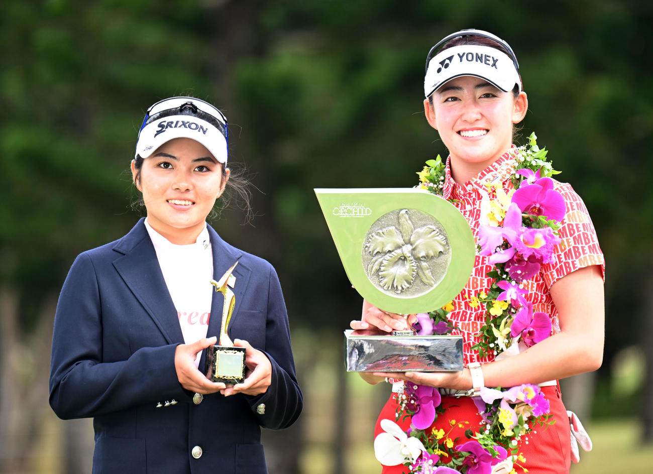 ベストアマの吉崎（左）と笑顔で記念撮影を行う岩井千（撮影・前岡正明）