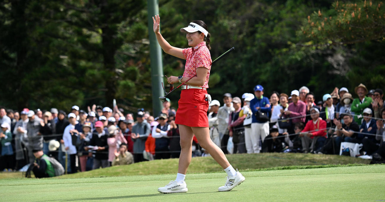 18番、バーディーパットを決め10アンダーで大会連覇を達成、ギャラリーの声援に応える岩井千（撮影・前岡正明）