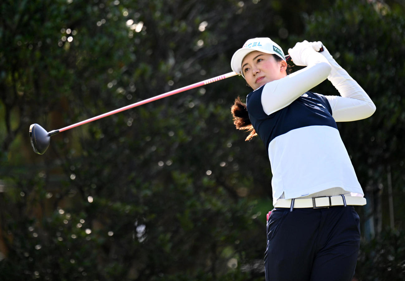 4番、ティーショットを放つ堀琴（撮影・前岡正明）