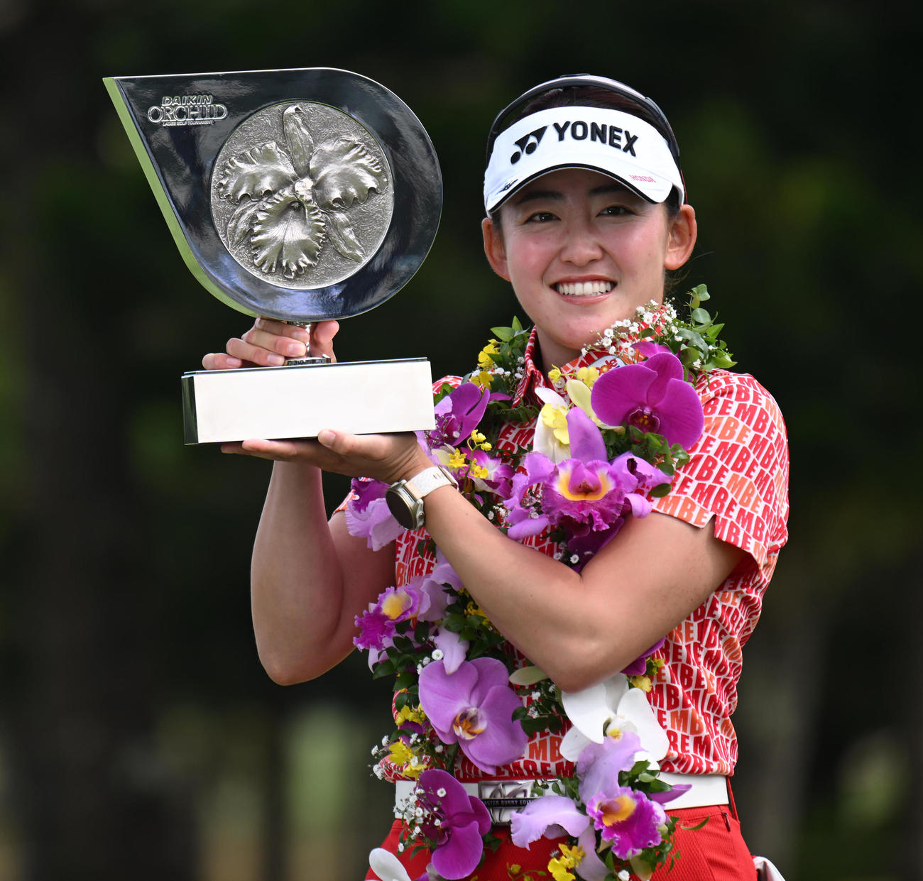 10アンダーで大会連覇を達成、優勝トロフィーを手に笑顔を見せる岩井千（撮影・前岡正明）