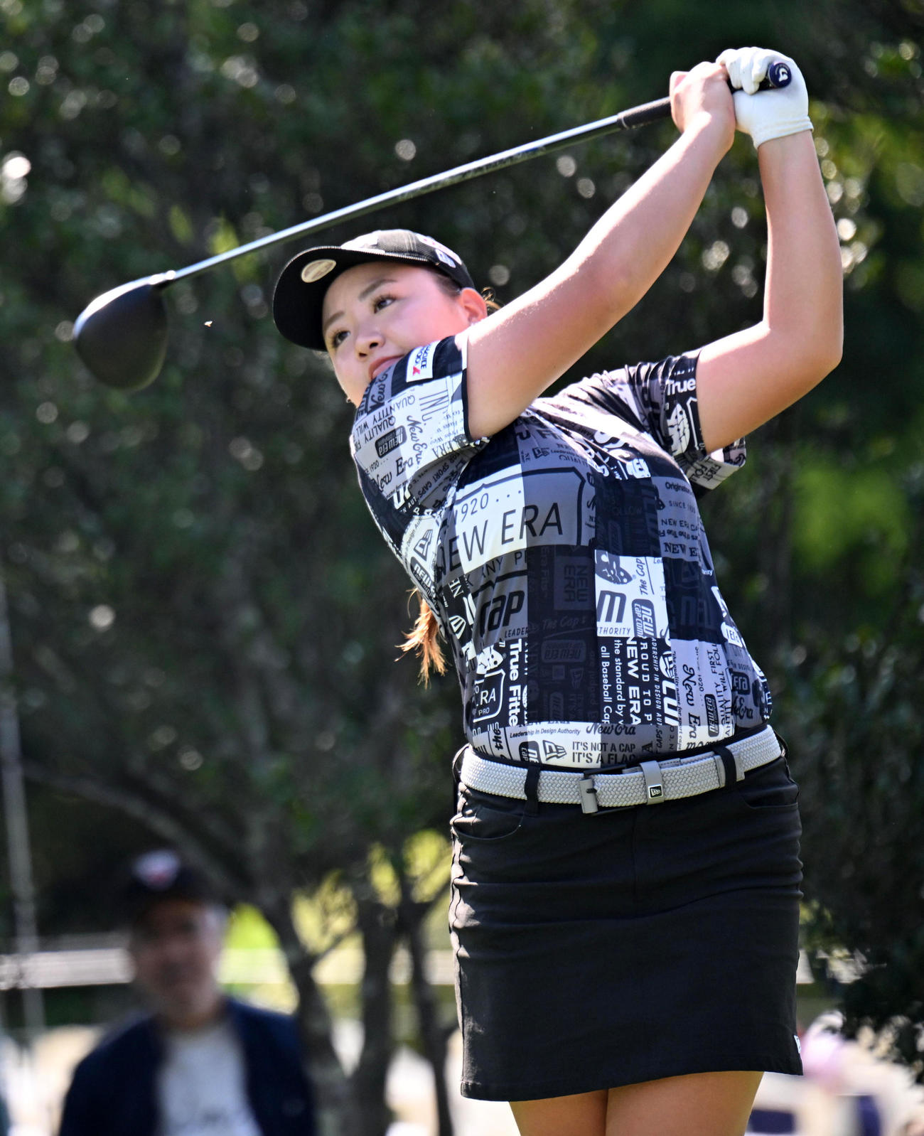 4番、ティーショットを放つ小林夢（撮影・前岡正明）