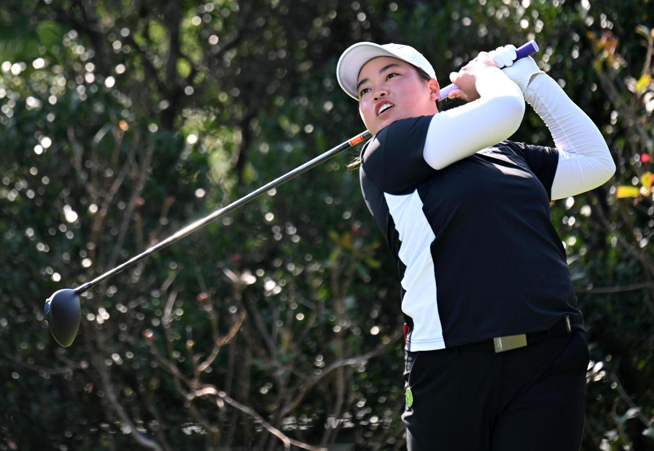 4番、ティーショットを放つ入谷（撮影・前岡正明）