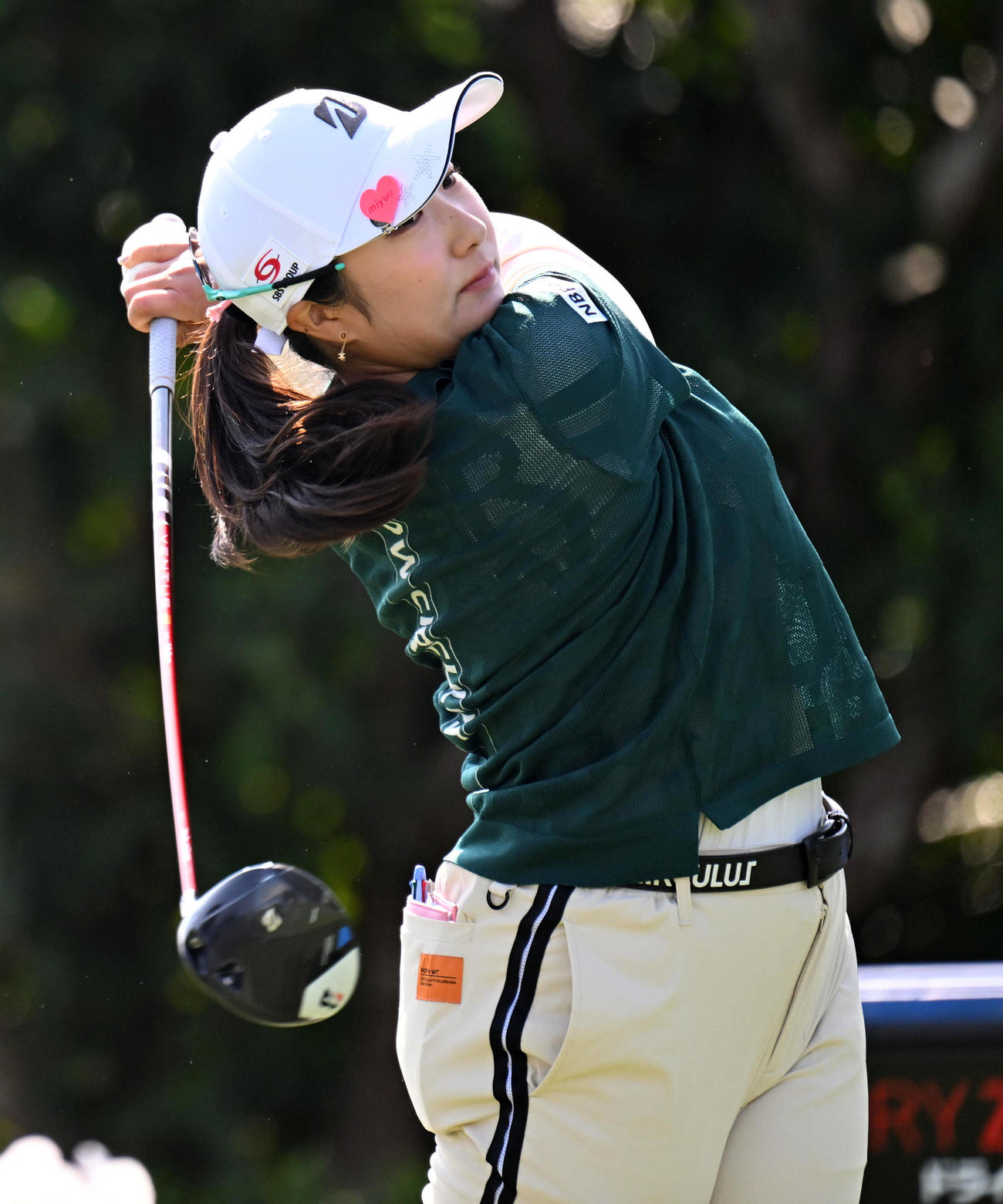 18番、ティーショットを放つ阿部（撮影・前岡正明）