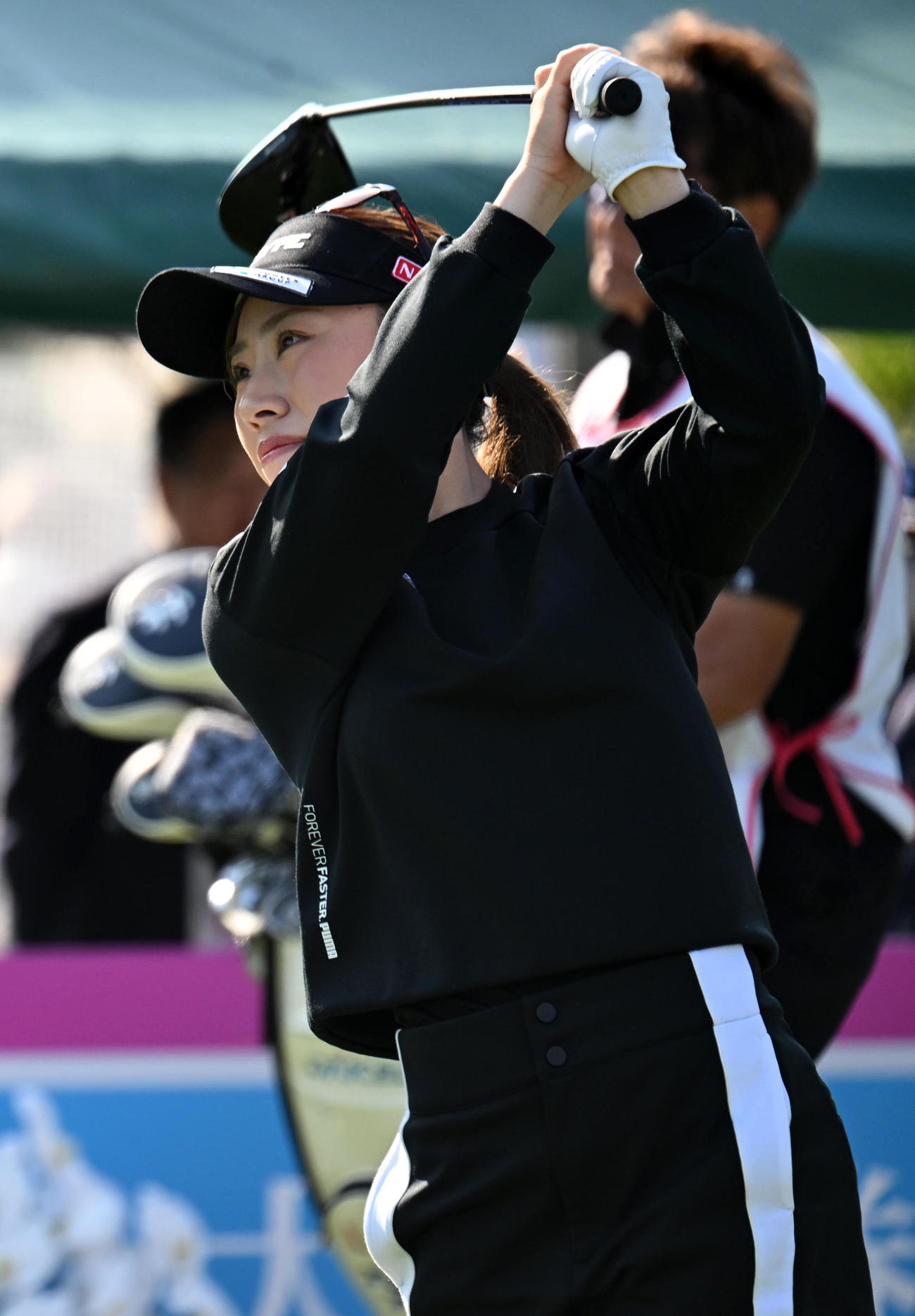 1番、ティーショットを放つ木村（撮影・前岡正明）