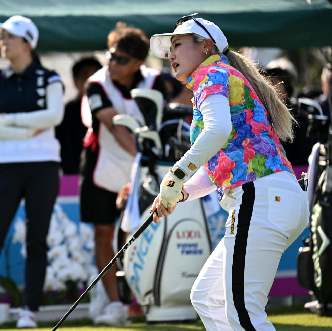 1番、ティーショットを放つ桑木（撮影・前岡正明）