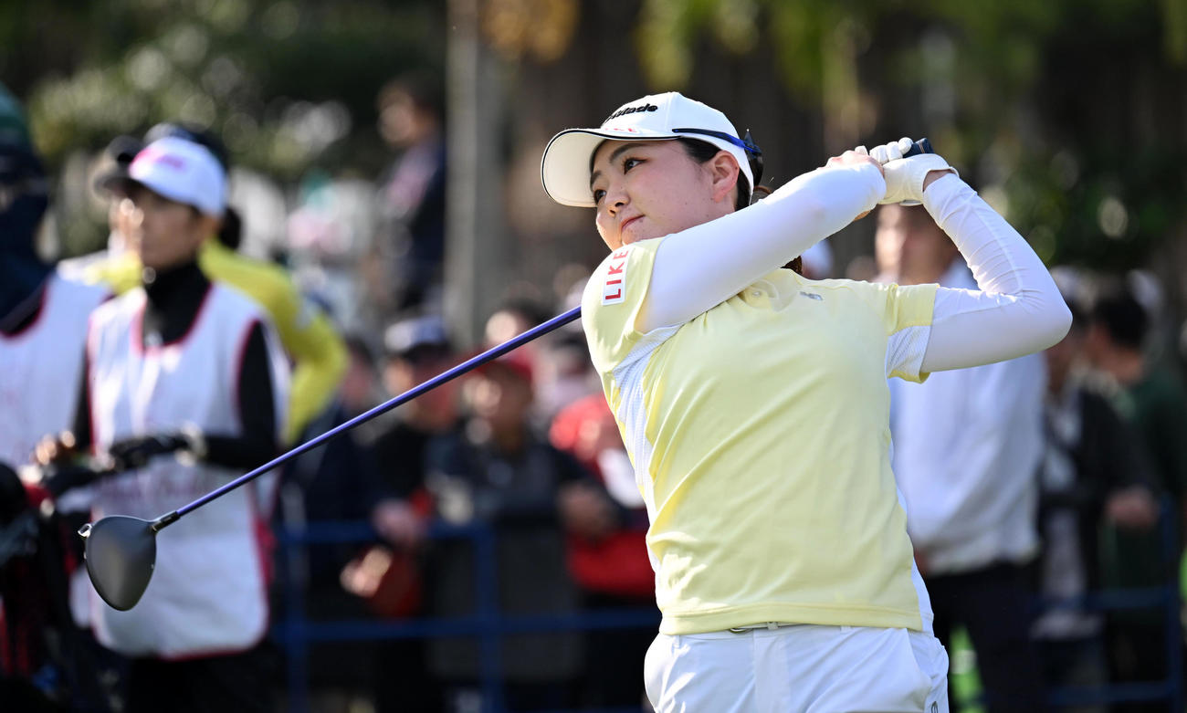 1番、ティーショットを放つ山内（撮影・前岡正明）