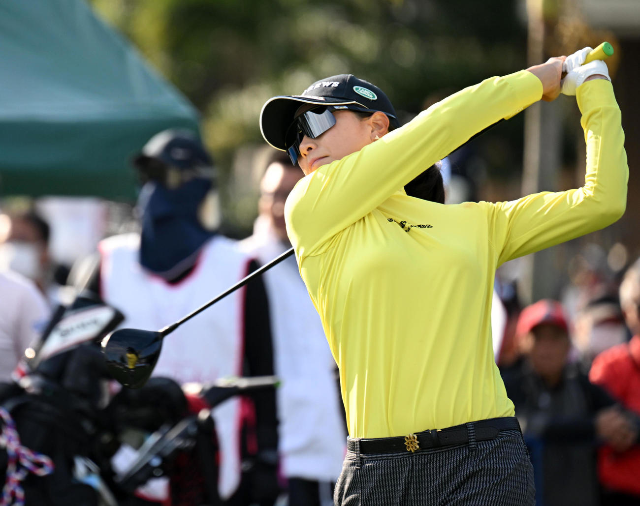 1番、ティーショットを放つ木戸（撮影・前岡正明）