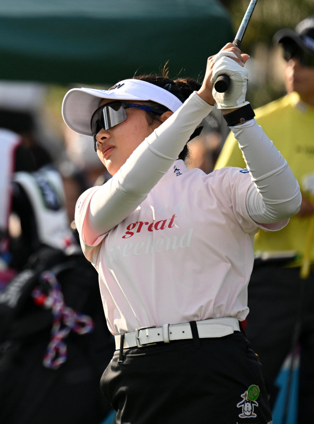 1番、ティーショットを放つアマチュアの吉崎（撮影・前岡正明）