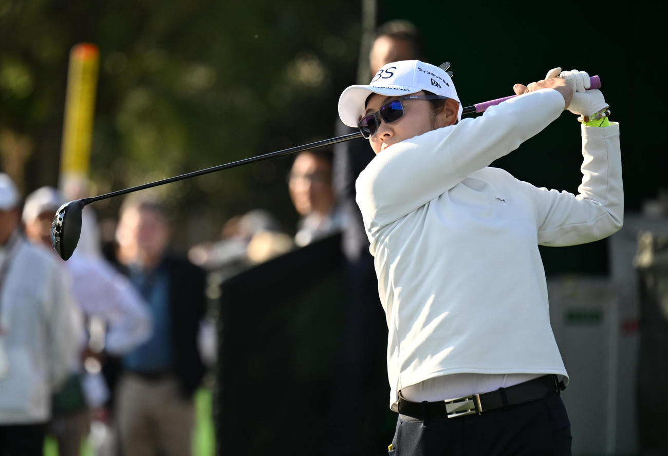 1番、ティーショットを放つ藤田さ（撮影・前岡正明）