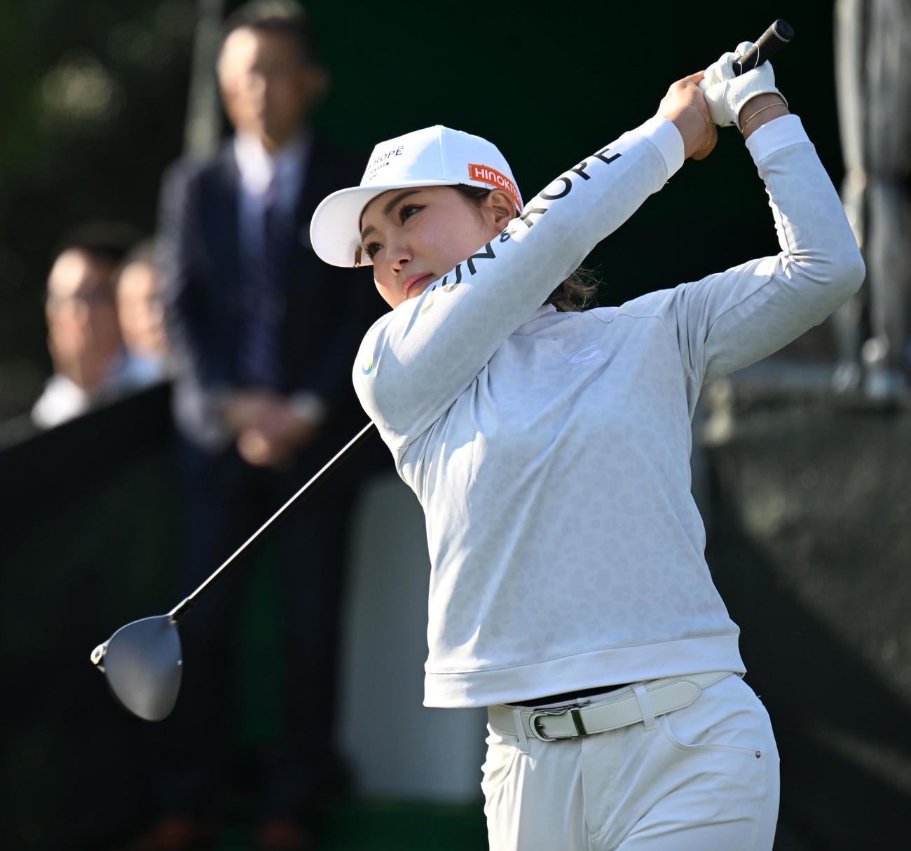 1番、ティーショットを放つ高橋（撮影・前岡正明）