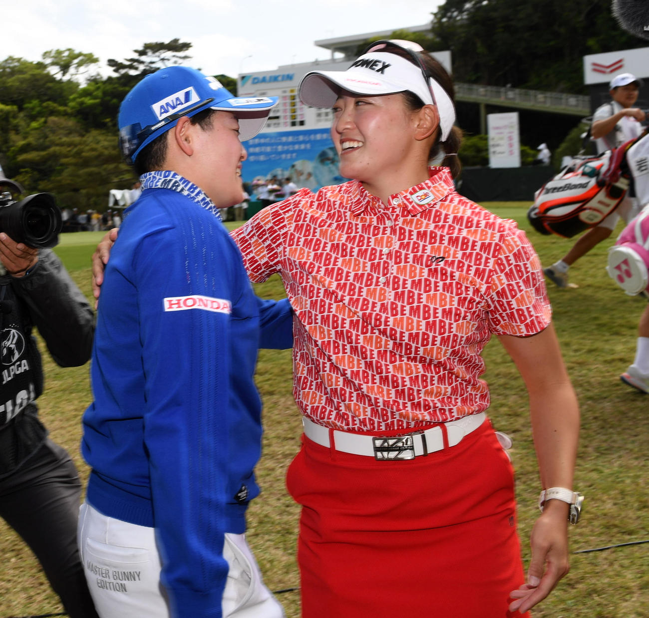 10アンダーで大会連覇を達成、姉の岩井明（左）から祝福される岩井千（撮影・前岡正明）