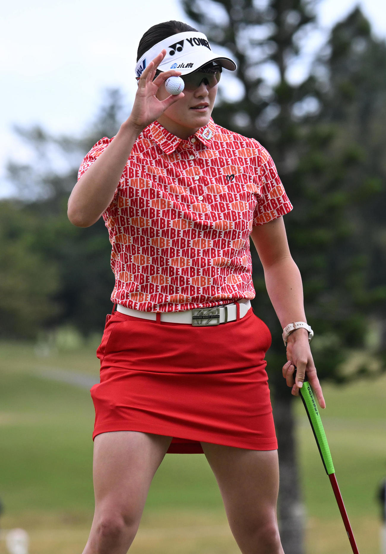 14番、バーディーパットを決めギャラリーの声援に応える岩井千（撮影・前岡正明）