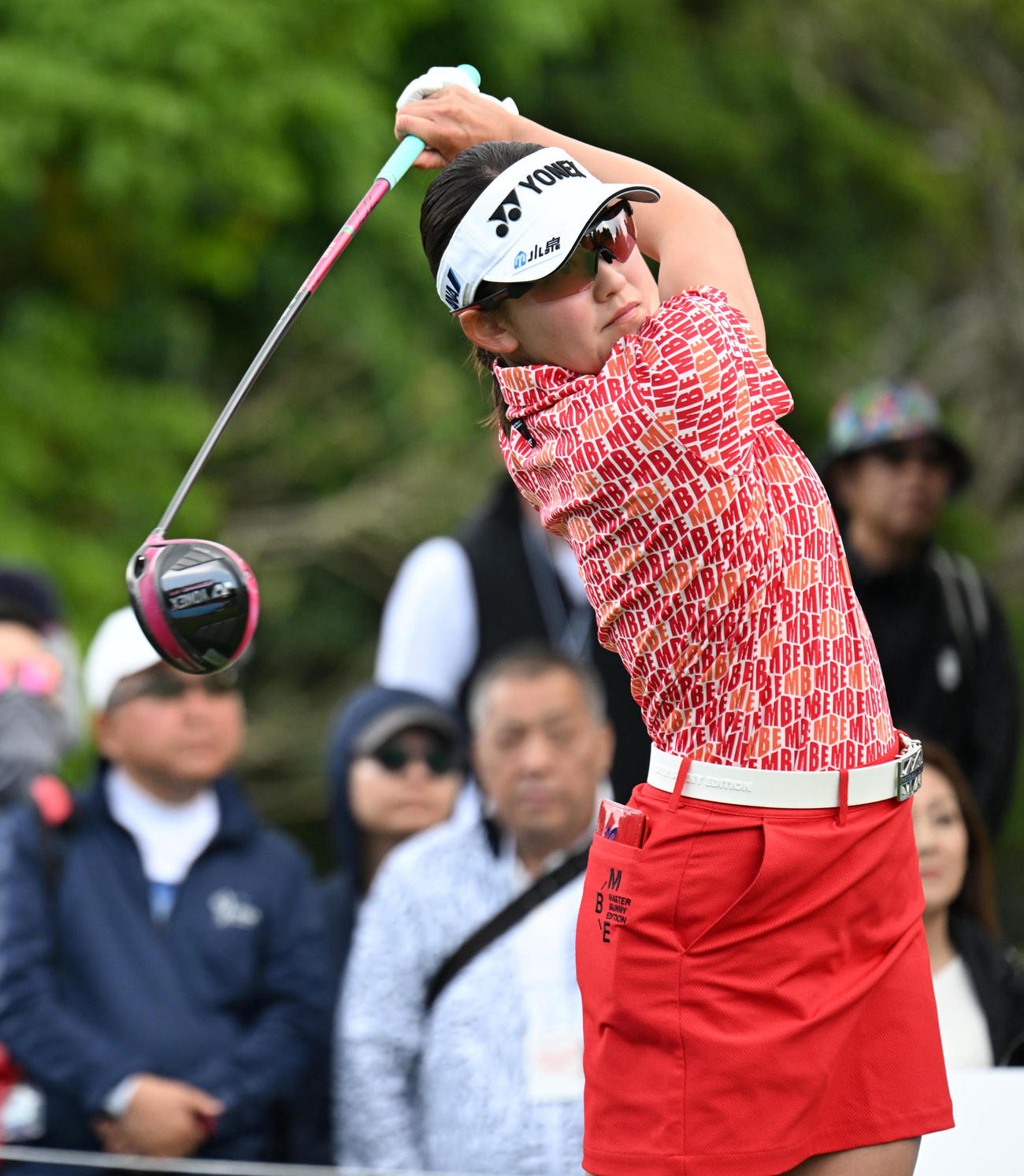 15番、ティーショットを放つ岩井千（撮影・前岡正明）