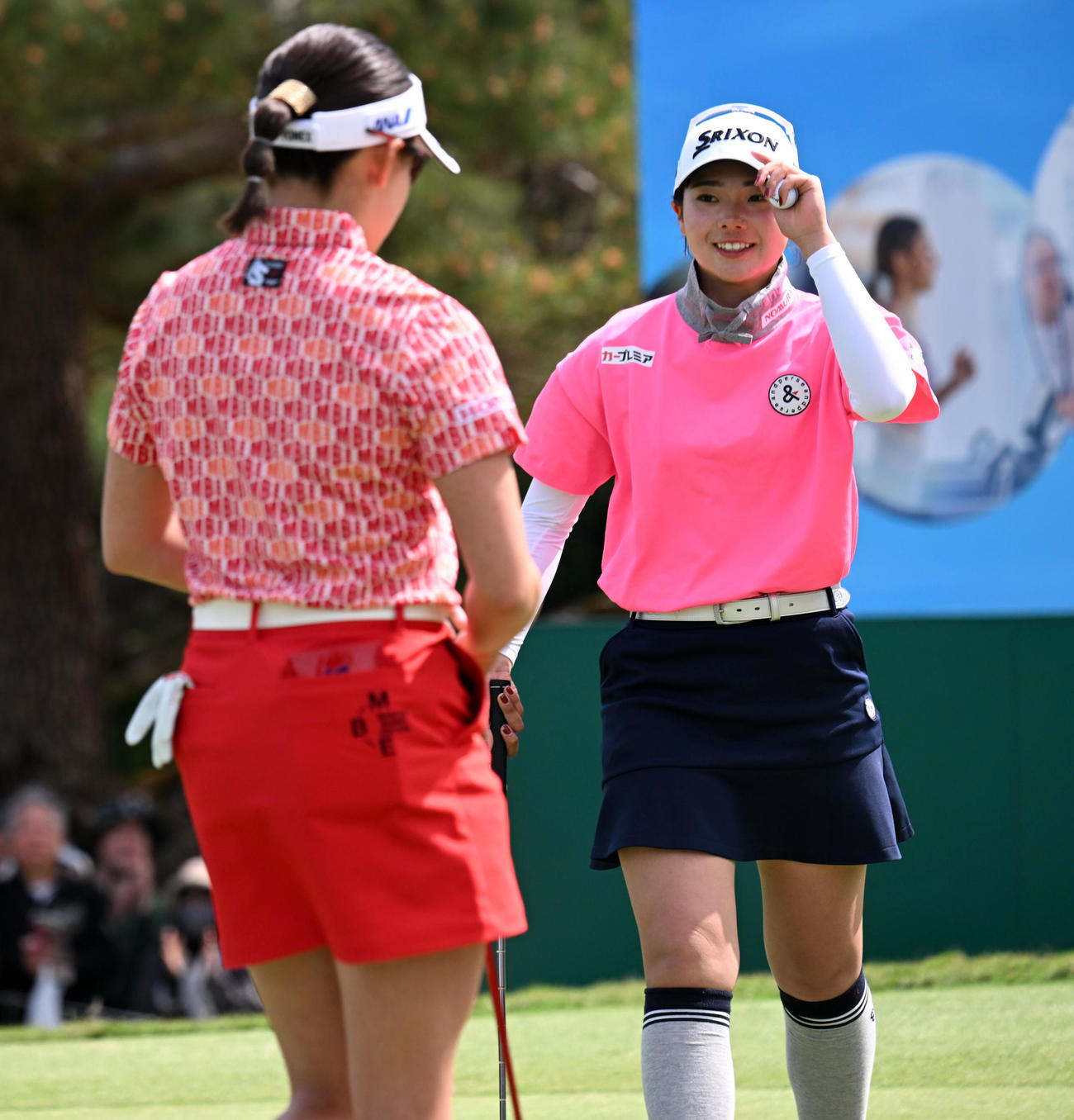18番、バーディーパットを決め笑顔を見せる菅（右）。左は岩井千（撮影・前岡正明）